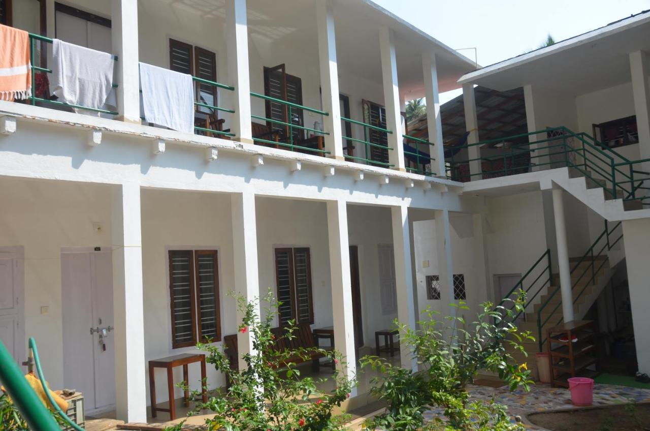 Arya Homestay Bougain Villa Gokarna  Exteriör bild