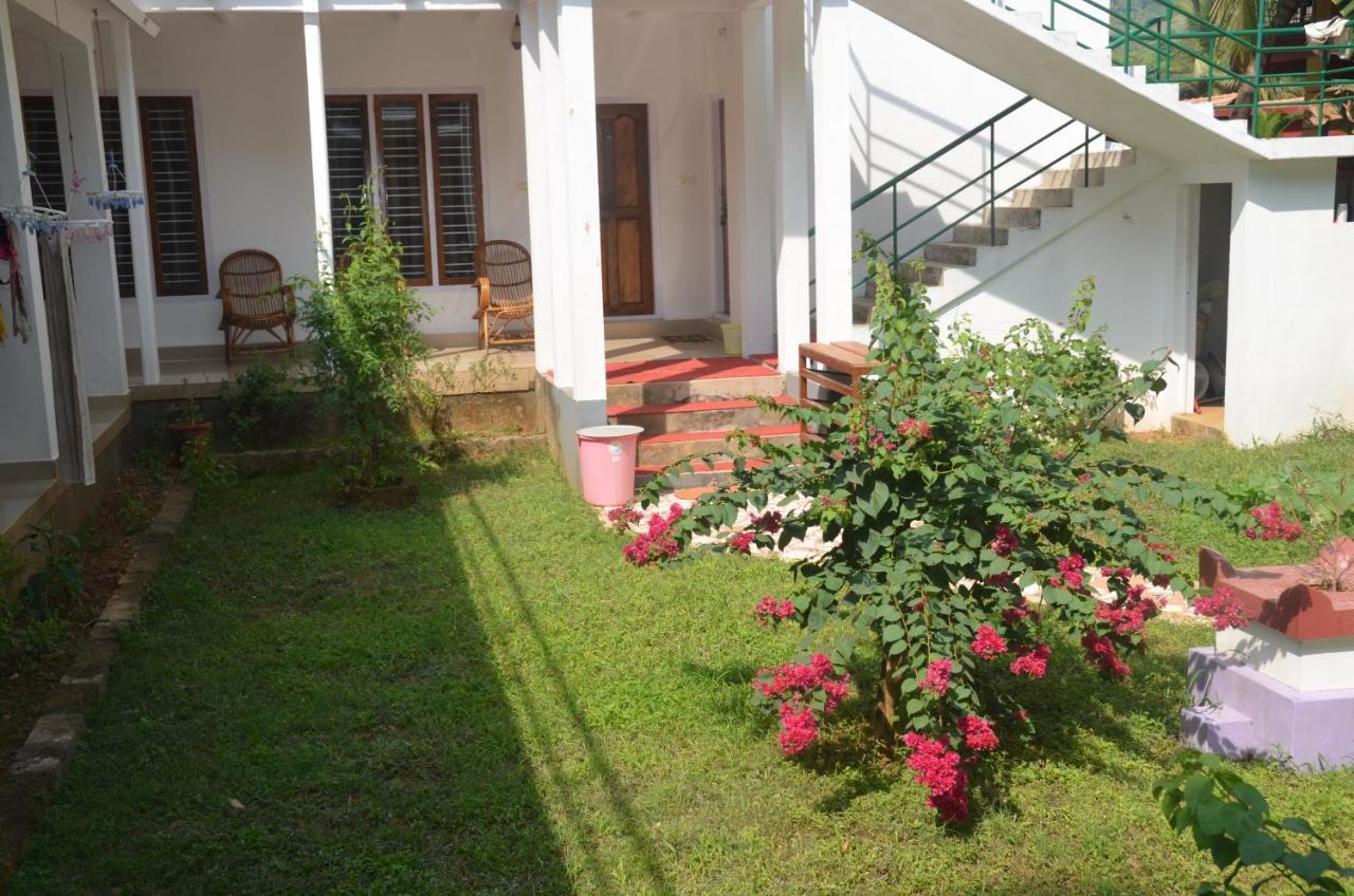 Arya Homestay Bougain Villa Gokarna  Exteriör bild