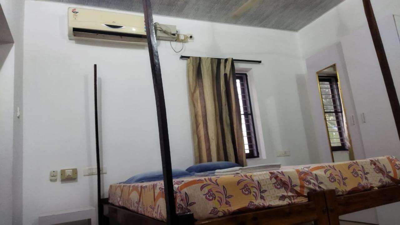 Arya Homestay Bougain Villa Gokarna  Exteriör bild